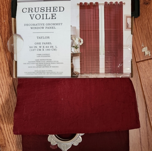 Beautiful red curtain - Picture 3 of 3